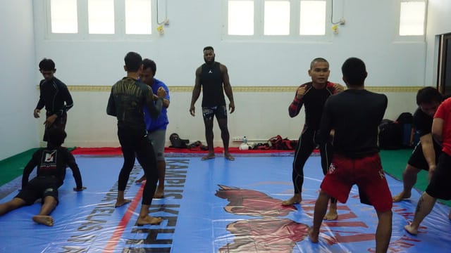 Jiu Jitsu World Champion and MMA Fighter, Prof Leandro Ataides saat berlatih coaching clinic jiu-jitsu dengan mahasiswa di Lapas Pemuda Tangerang, Sabtu (26/10/2019).