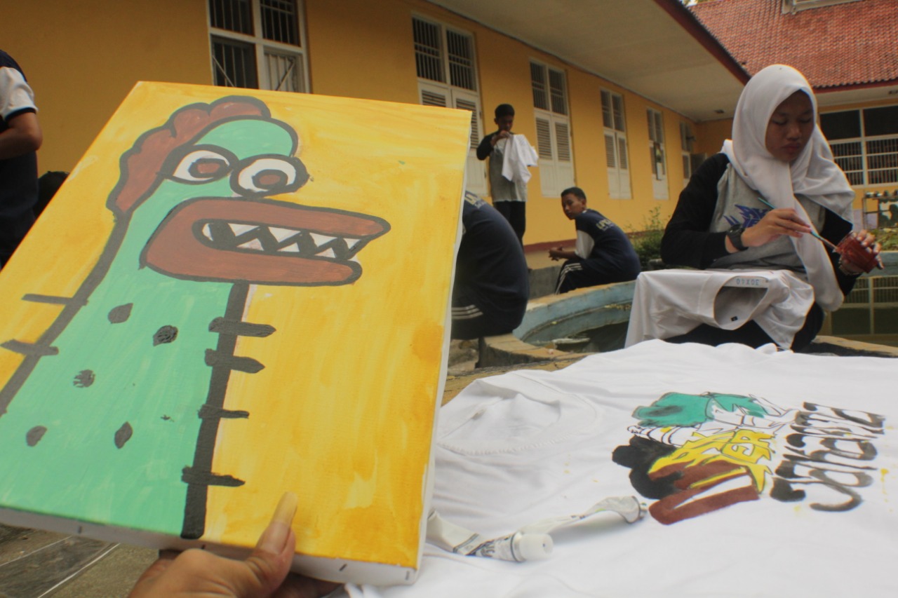 Anak-anak didik pemasyarakatan (Andikpas) di Lembaga Pembinaan Khusus Anak (LPKA) Klas I Tangerang saat belajar membuat mural.