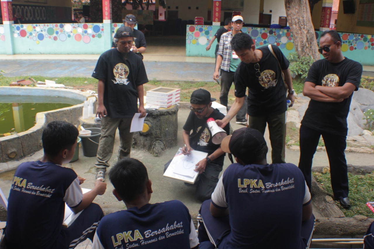 Anak-anak didik pemasyarakatan (Andikpas) di Lembaga Pembinaan Khusus Anak (LPKA) Klas I Tangerang saat belajar membuat sablon kaos.