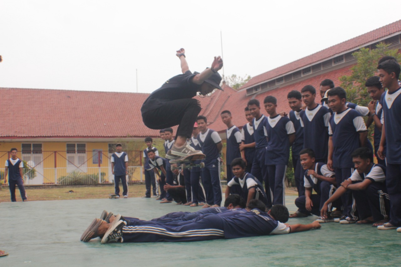 Anak-anak didik pemasyarakatan (Andikpas) di Lembaga Pembinaan Khusus Anak (LPKA) Klas I Tangerang saat belajar melihat permainan skateboard.