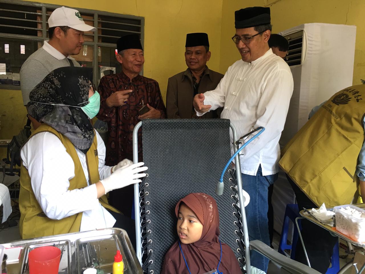 Dhony Rahajoe, Managing Director President Office Sinar Mas Land saat memberikan bantuan kepada warga di kampung Pagerhaur, Desa Pagedangan, Kecamatan Pagedangan, Kabupaten Tangerang.