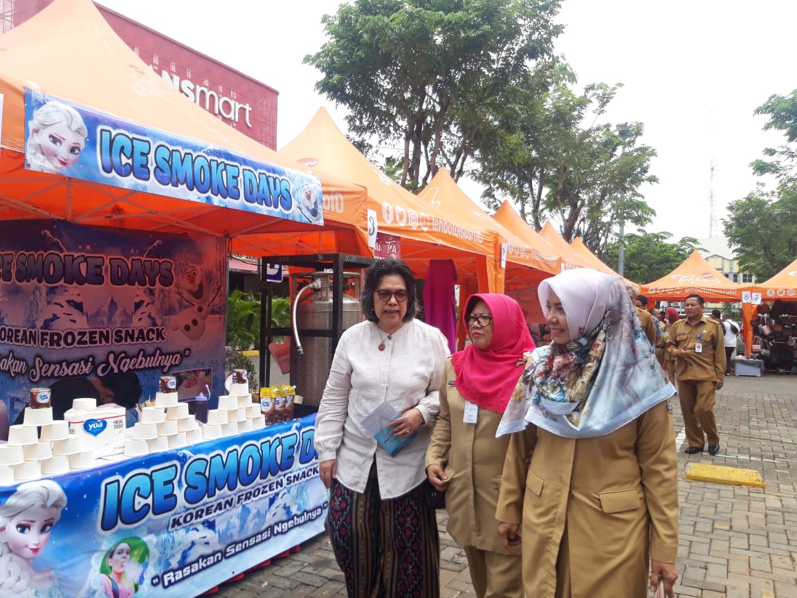 Stand berbagai produk makanan di acara Kebudayaan Maritim yang bertemakan Spice Route Culture Indonesia 2019 di halaman Transmart, Cikokol, Kota Tangerang, Selasa (29/10/2019).