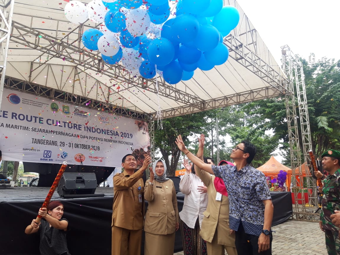 Suasana pelepasan balon udara dalam pembukaan acara Kebudayaan Maritim yang bertemakan Spice Route Culture Indonesia 2019 di halaman Transmart, Cikokol, Kota Tangerang, Selasa (29/10/2019).