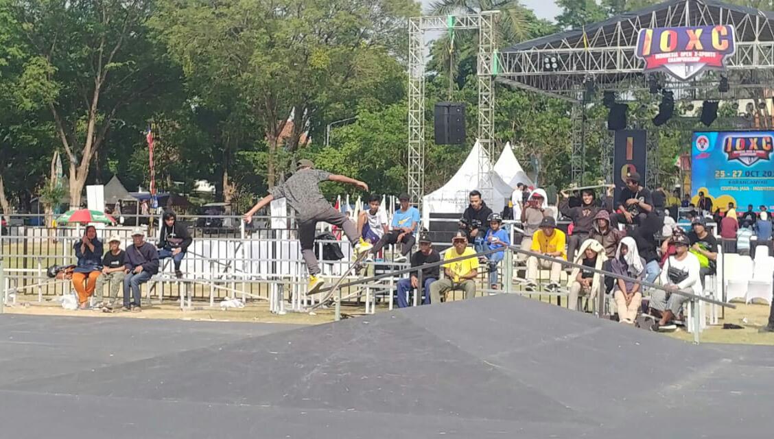 Putra asal Kota Tangerang, Zacky Turquoise, 11 tahun, saat memainkan skateboard dengan kemampuannya.