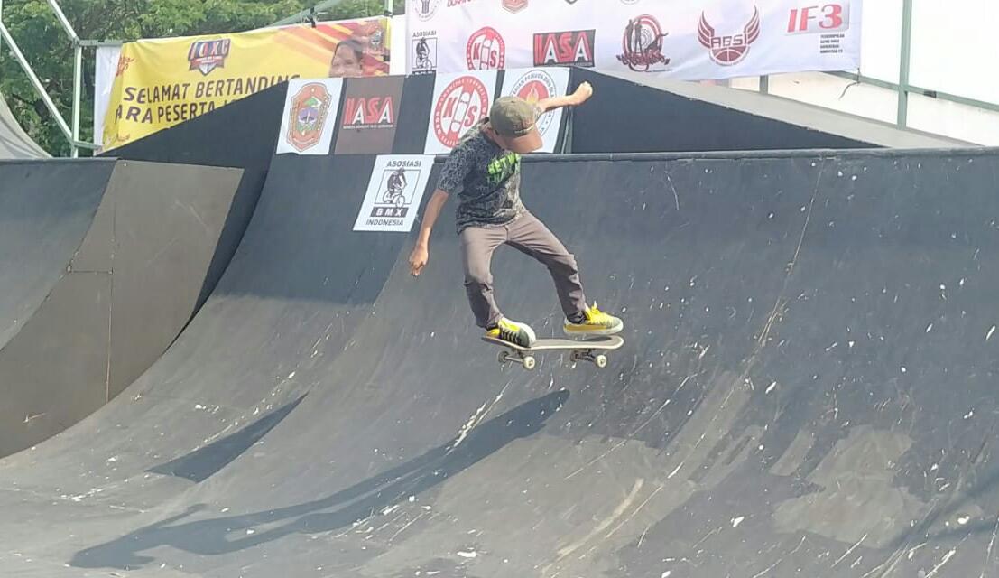 Putra asal Kota Tangerang, Zacky Turquoise, 11 tahun, saat memainkan skateboard dengan kemampuannya.