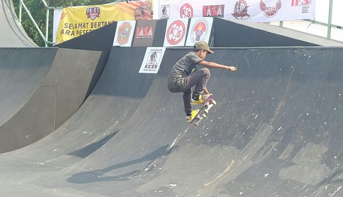 Putra asal Kota Tangerang, Zacky Turquoise, 11 tahun, saat memainkan skateboard dengan kemampuannya.