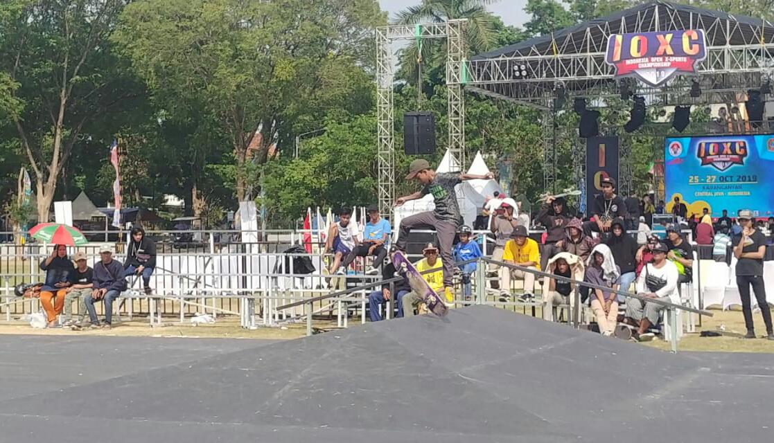 Putra asal Kota Tangerang, Zacky Turquoise, 11 tahun, saat memainkan skateboard dengan kemampuannya.