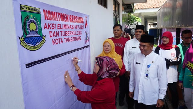 Kepala Dinkes Kota Tangerang dr Liza Puspadewi saat tandatangan di spanduk dalam kegiatan program Gebyar Mantul di Puskesmas Tanah Tinggi, Kota Tangerang.