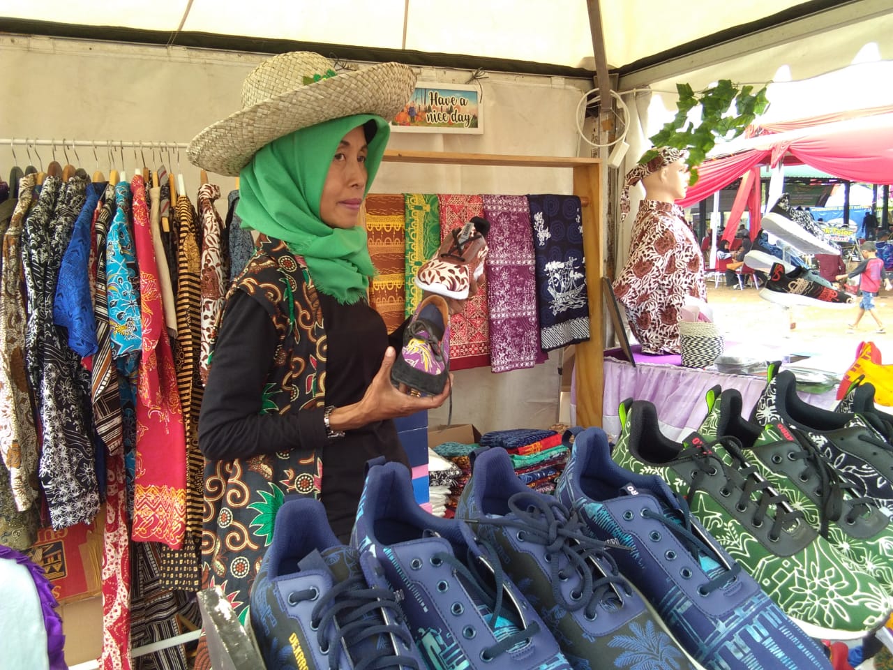 Kristin salah satu pelaku Usaha Mikro Kecil dan Menengah saat menunjukan produk sepatu batik di Bazar MTQ ke-50 tingkat kabupaten Tangerang.