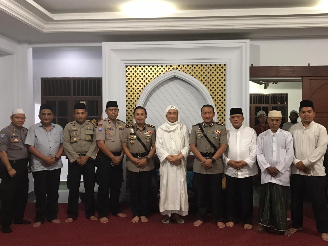 Kapolres Kota Tangerang AKBP Ade Ary Syam Indradi bersama Kombes Pol Sabilul Alif saat berkunjung ke kediaman K.H. Uci Turtusi di Kampung Cilongok, Desa Sukamantri, Kecamatan Pasar Kemis, Kabupaten Tangerang, Selasa (5/11/2019).