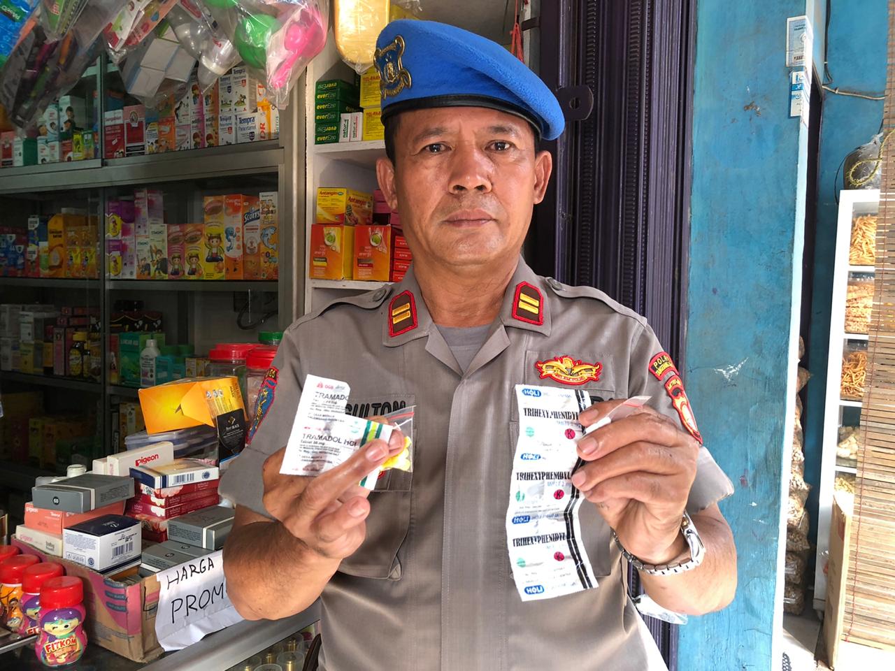 Polisi melakukan razia ke sebuah toko kelontong yang berada di Jalan Lengkong Karya, Serpong Utara, Tangerang Selatan yang diduga menjual obat-obatan terlarang.