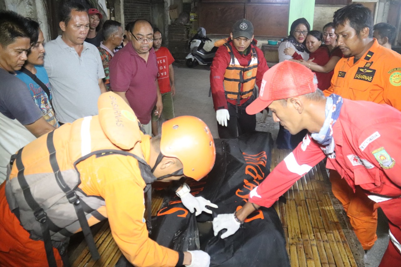 Tim SAR Gabungan saat mengevakuasi jasad Diki Wahyudi, 21, pemuda yang tenggelam di kali Cisadane, Kota Tangerang.