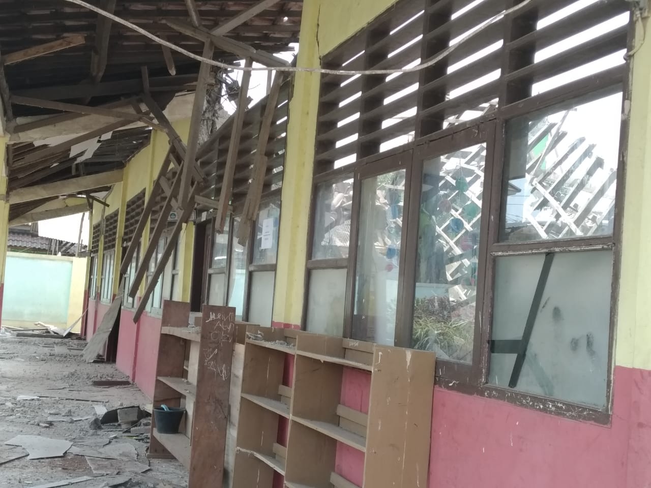 Terlihat tiga ruang kelas Sekolah Dasar Negeri Malang Nengah II, Kecamatan Pagedangan, ambruk, Senin (11/11/2019) petang.