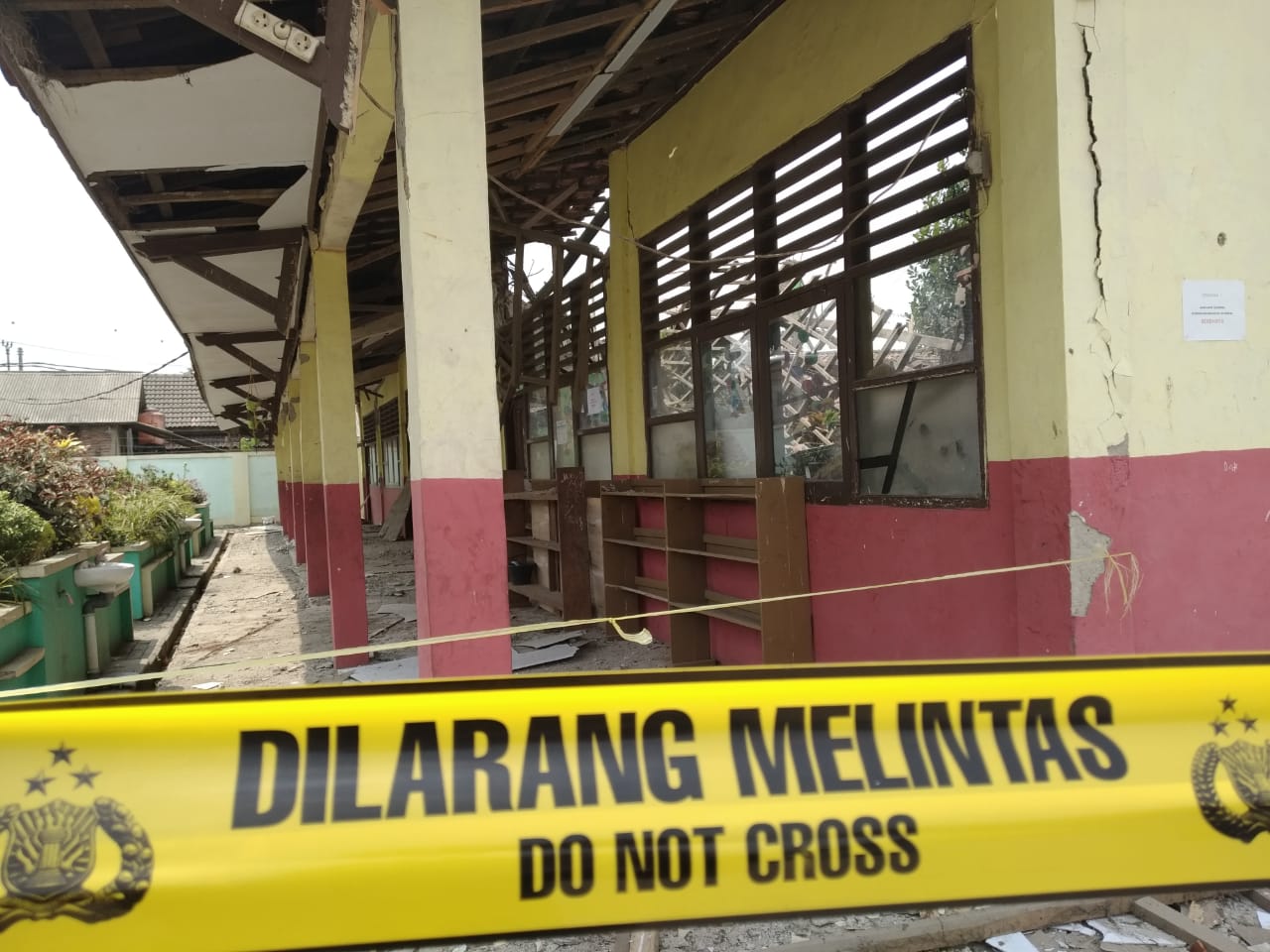 Terlihat Bangunan Ruang Kelas Sekolah Dasar Negeri Malang Nengah II, Kecamatan Pagedangan, yang ambruk telah diberi Garis Police Line, Senin (11/11/2019) petang.