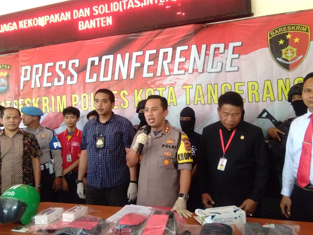 Kapolres Tangerang AKBP Ade Ary Syam Indradi saat menjelaskan kronologi perampokan di Alfamart Cikupa.