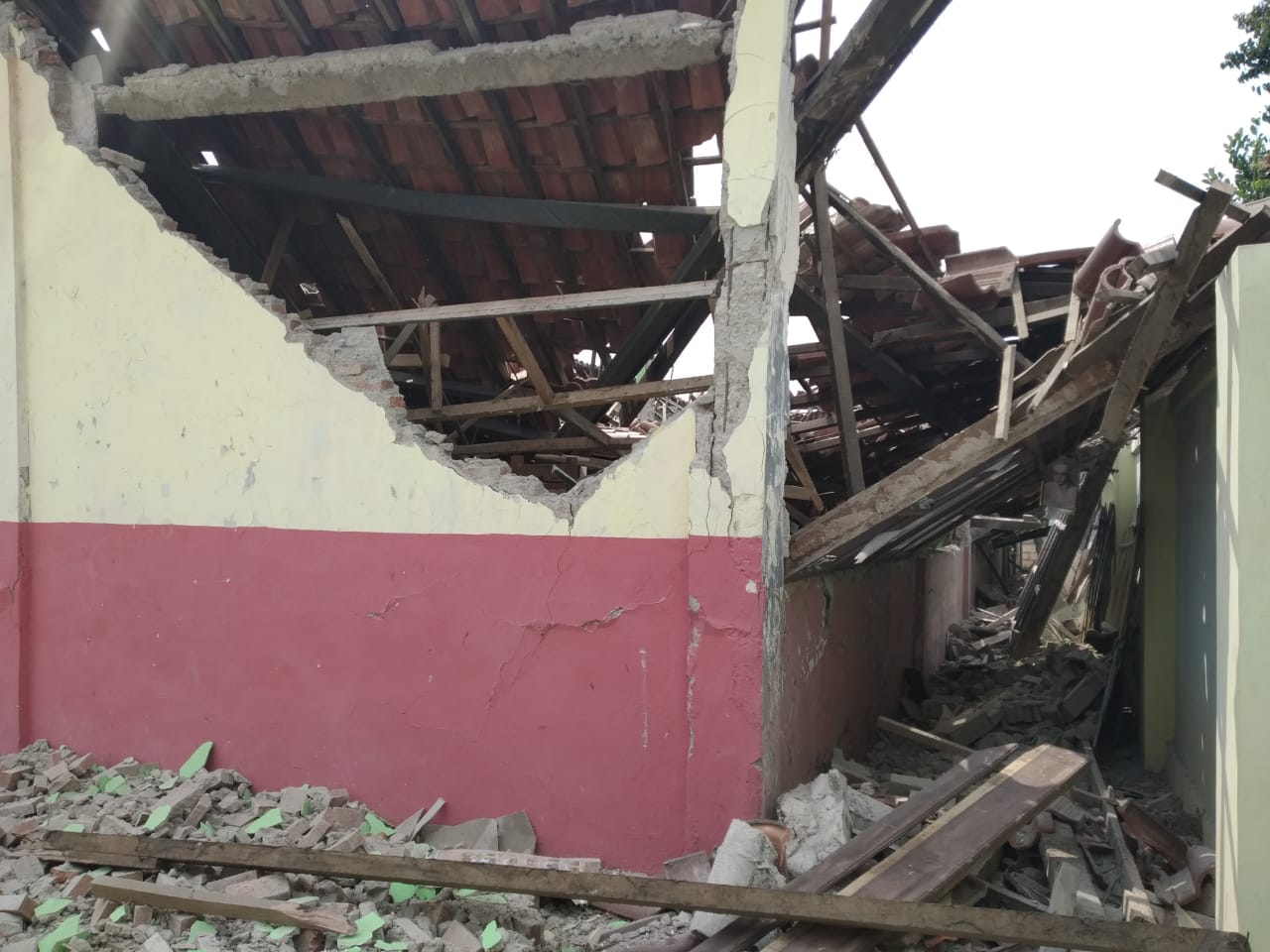 Terlihat tiga ruang kelas Sekolah Dasar Negeri Malang Nengah II, Kecamatan Pagedangan, ambruk, Senin (11/11/2019) petang.
