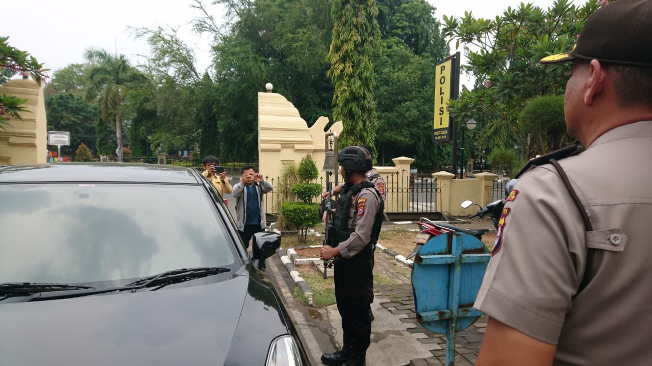 Penjagaan di Polsek Cilegon diperketat.