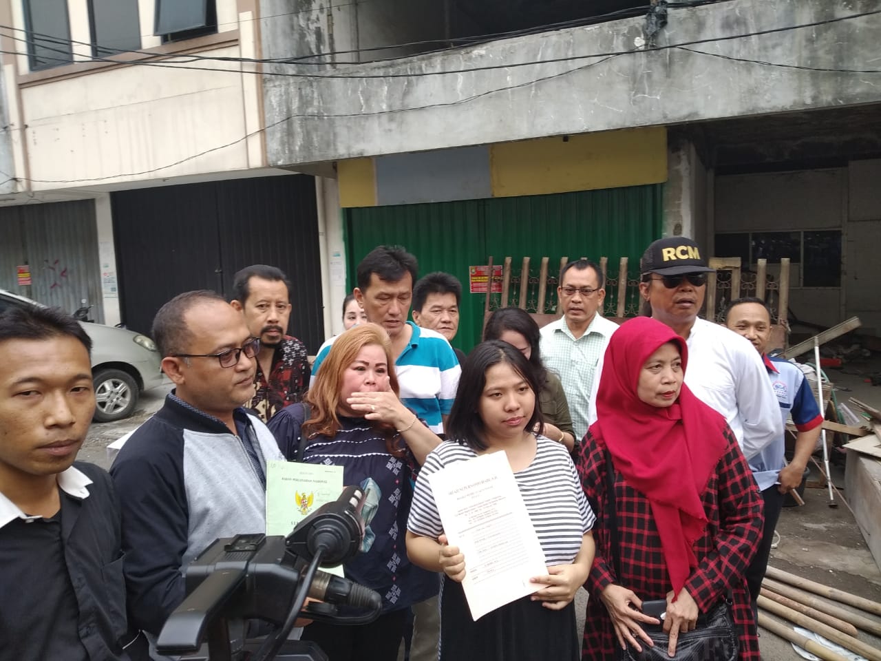Sekelompok penghuni ruko saat menunjukan surat hak guna ruko milik aset Pemerintah Kota Tangerang di Permata Cimone, Karawaci, Kota Tangerang.