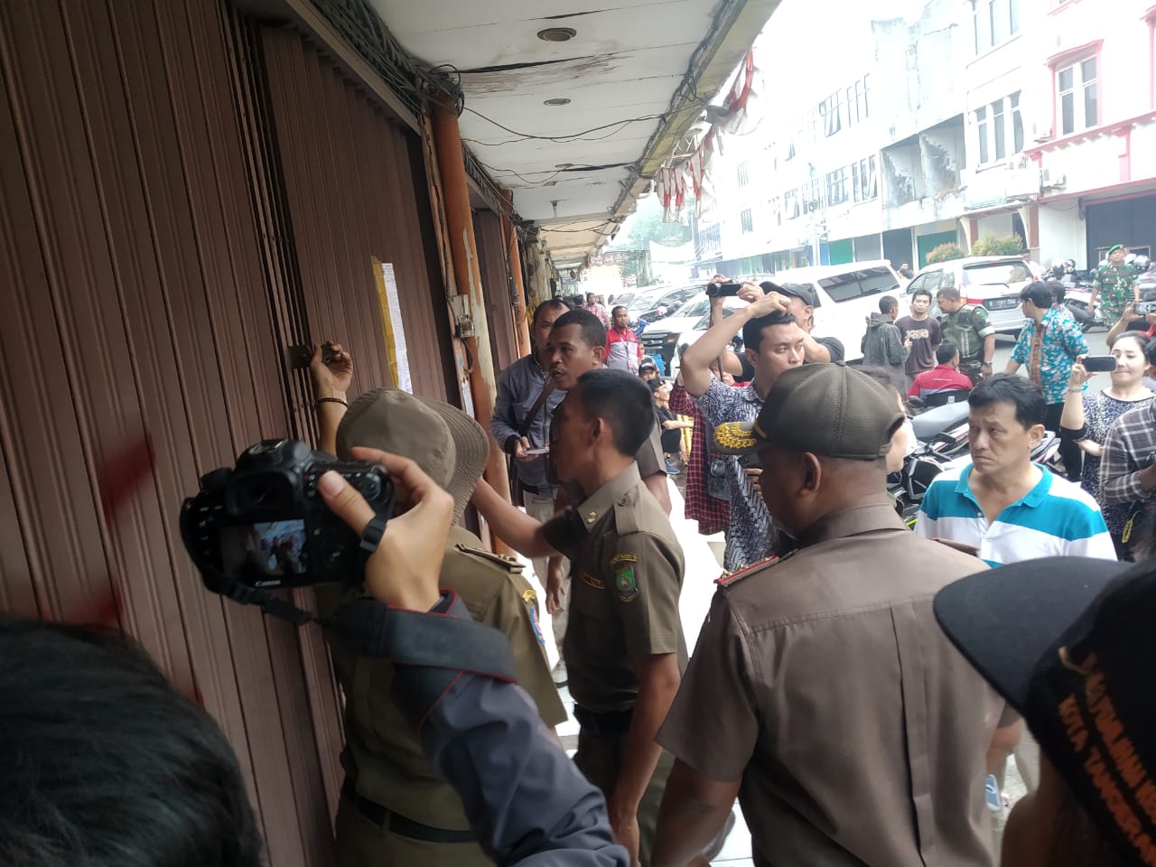 Satpol PP Kota Tangerang saat membongkar rolli ruko untuk menertibkan aset Pemerintah Kota Tangerang di Permata Cimone, Karawaci, Kota Tangerang.
