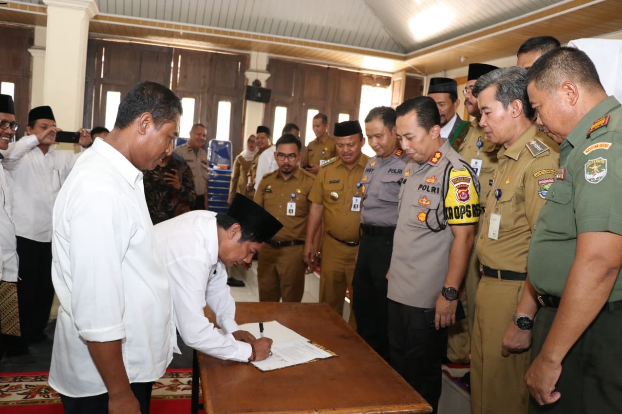 Penandatangan fakta integritas di kegiatan Silaturahmi dan Dialog Interaktif dengan para calon kades dari Kecamatan Cisoka, Senin (18/11/19).