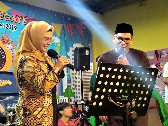 Siti Nur Azizah Ma'ruf saat ngeband bareng tokoh Betawi Biem Benyamin.