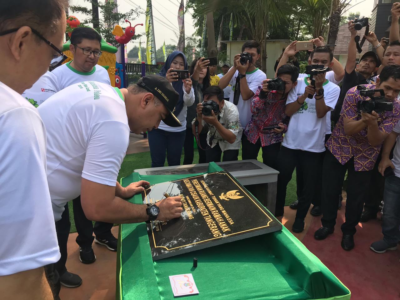 Bupati Tangerang Ahmed Zaki Iskandar didampingi Direktur PT Bumi Serpong Damai Tbk, Syukur Lawigena dan Direksi Sinar Mas Land saat menandatangani prasasti peresmian Stadion Mini Cisauk, di Jalan Raya Cisauk, Cisauk, Kamis (21/11/2019).