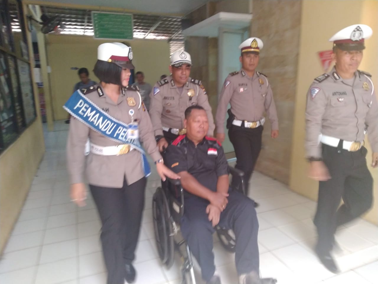 Penyandang disabilitas dibantu Polisi Polresta Tangerang.