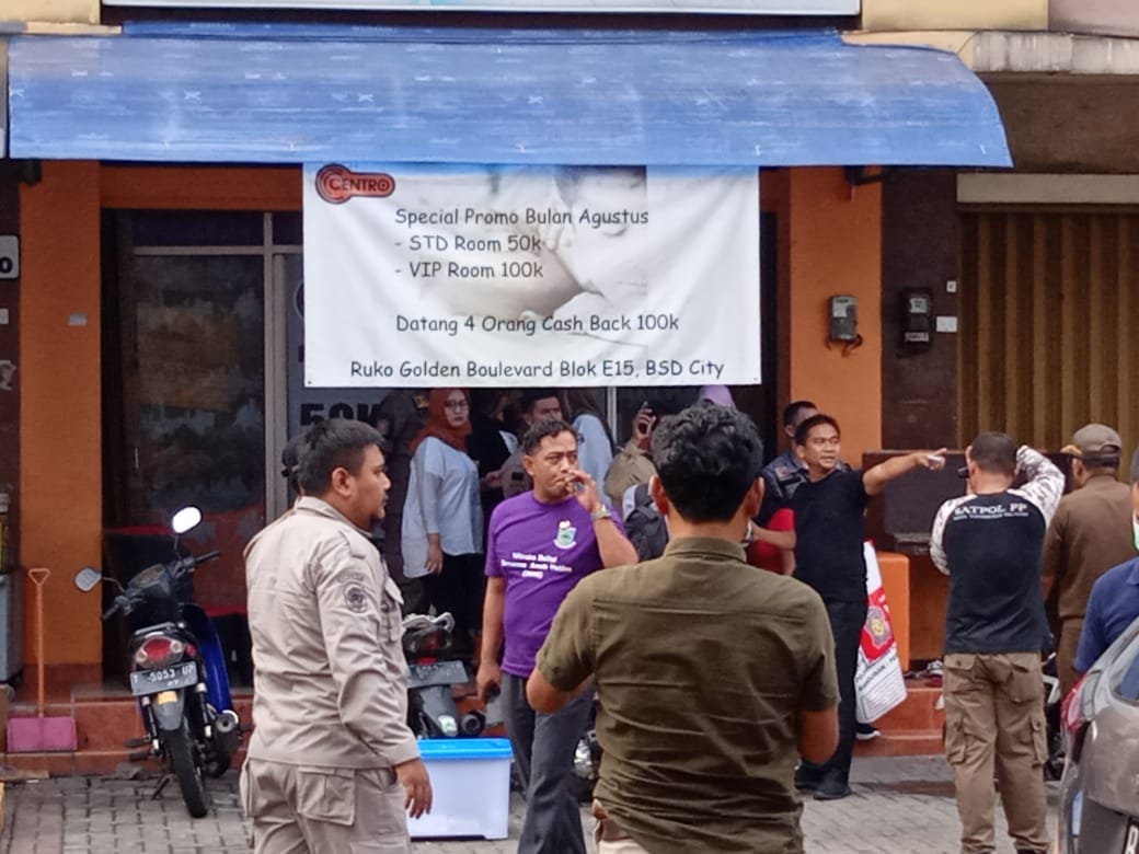 Satuan Polisi Pamong Praja Tangsel bersama Polisi melakukan razia tempat hiburan di Centro Spa and Massage yang berlokasi lingkungan Ruko Golden Boulevard, Jalan Pahlawan Seribu, Serpong Utara, Tangerang Selatan, Jumat (22/11/2019) sore.