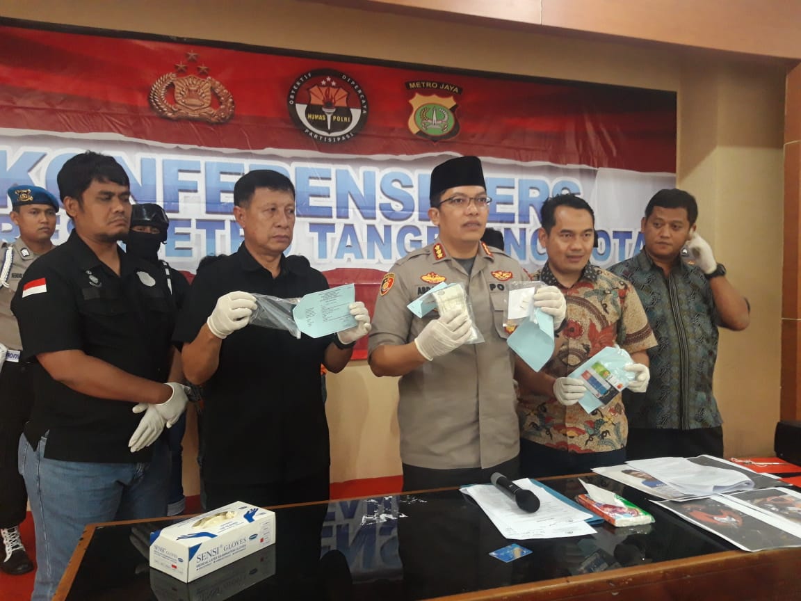 Kapolres Metro Tangerang Kota Kombes Abdul Karim bersama anggotanya menunjukan barang bukti yang digunakan Tersangka berinisial AF dan BI, pelaku pengganjal mesin anjungan tunai mandiri (ATM) di restoran Pondok Arum, Kota Tangerang.