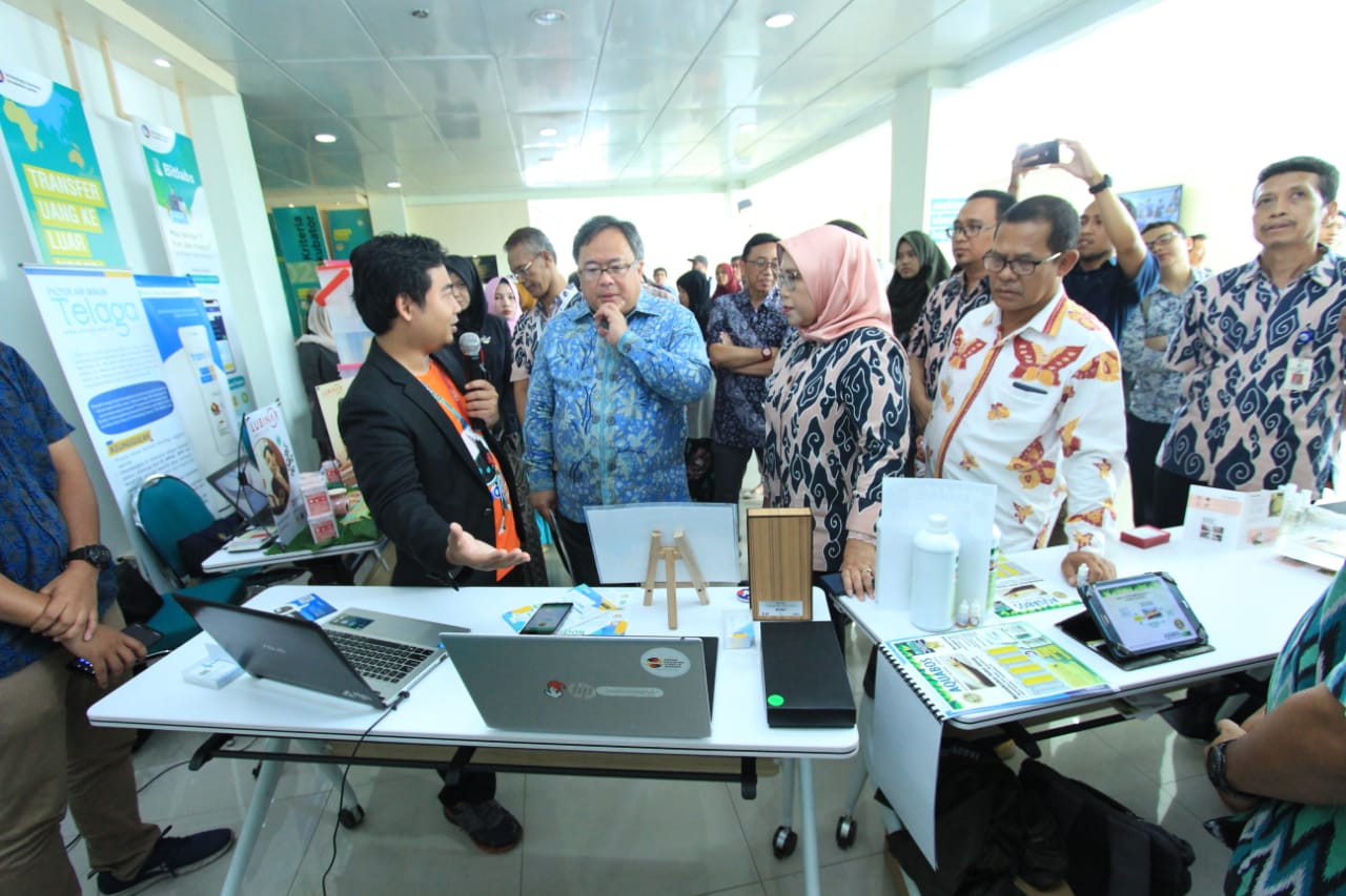 Menteri Riset, Teknologi, dan Pendidikan Tinggi Bambang Permadi Soemantri Brodjonegoro saat berdialog dengan para startup muda di Gedung Technology Business Incubation Center Puspiptek, Gunung Sindur, Bogor, Jumat (22/11/2019).