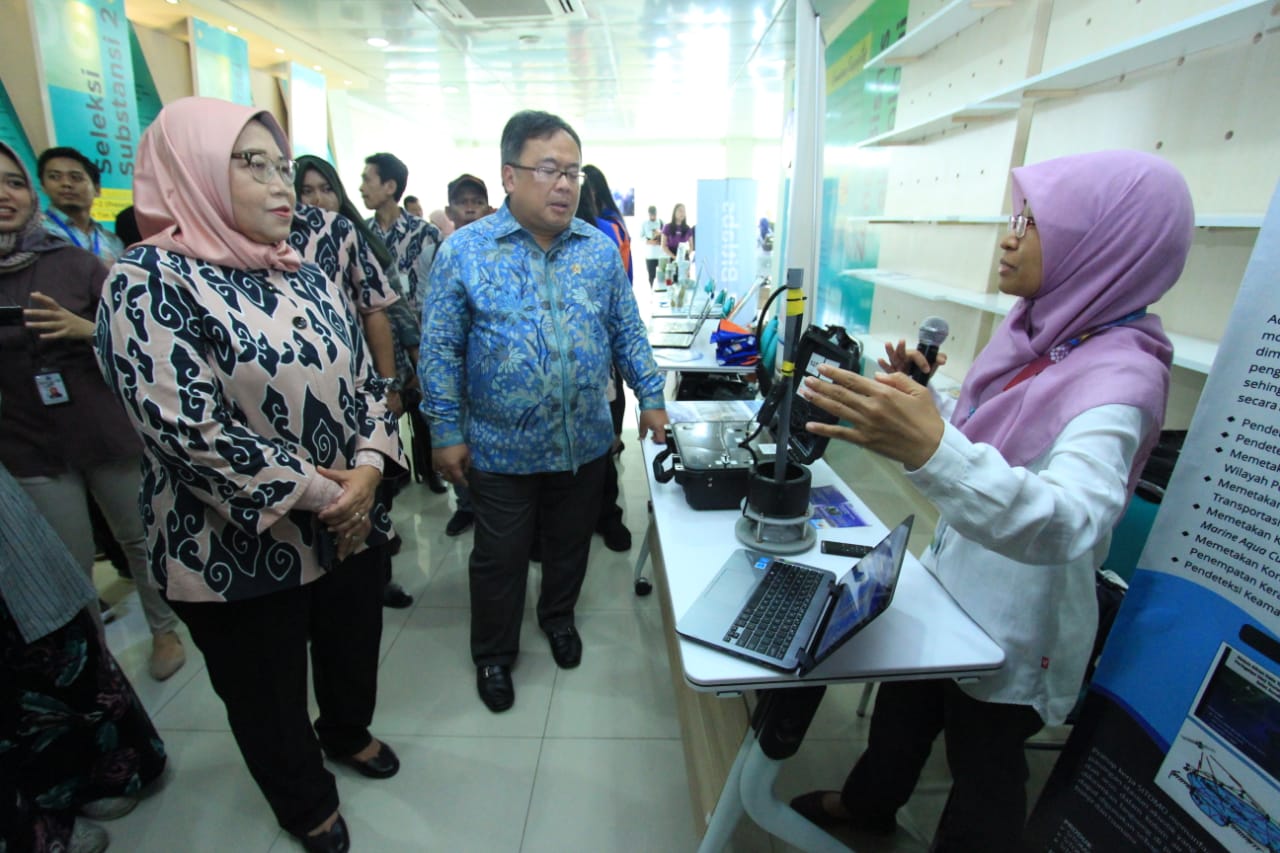 Menteri Riset, Teknologi, dan Pendidikan Tinggi Bambang Permadi Soemantri Brodjonegoro saat berdialog dengan para startup muda di Gedung Technology Business Incubation Center Puspiptek, Gunung Sindur, Bogor, Jumat (22/11/2019).