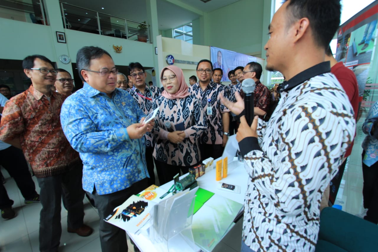 Menteri Riset, Teknologi, dan Pendidikan Tinggi Bambang Permadi Soemantri Brodjonegoro saat berdialog dengan para startup muda di Gedung Technology Business Incubation Center Puspiptek, Gunung Sindur, Bogor, Jumat (22/11/2019).