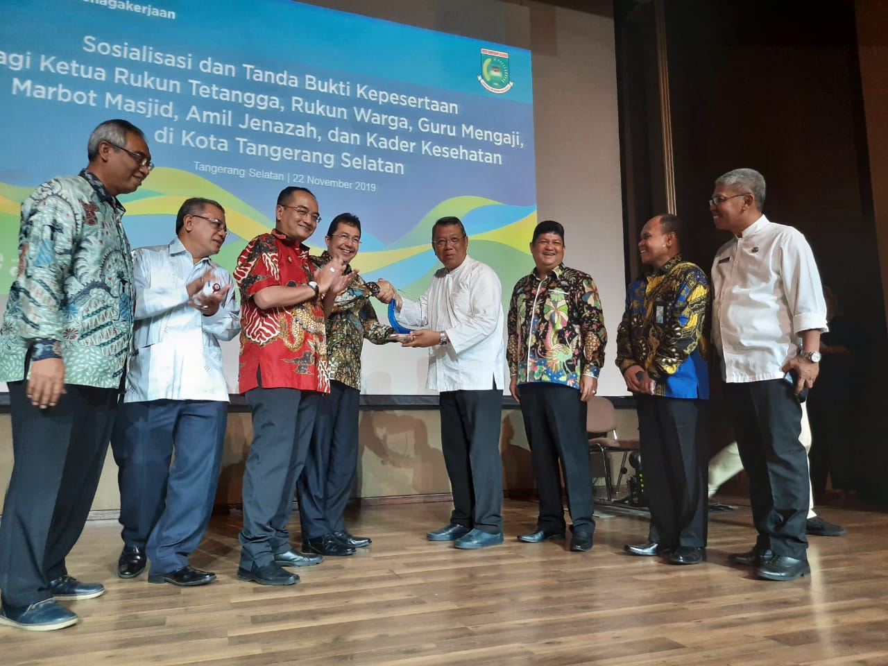 Wakil Wali Kota Tangerang Selatan, Benyamin Davnie saat memberikan penghargaan kepada Aparatur Sipil Negara dalam kegiatan Gerakan Sadar Jaminan Sosial Ketenagakerjaan Bagi Pekerja Rentan di Titan Centre, Bintaro pada Jumat, (22/11/2019).