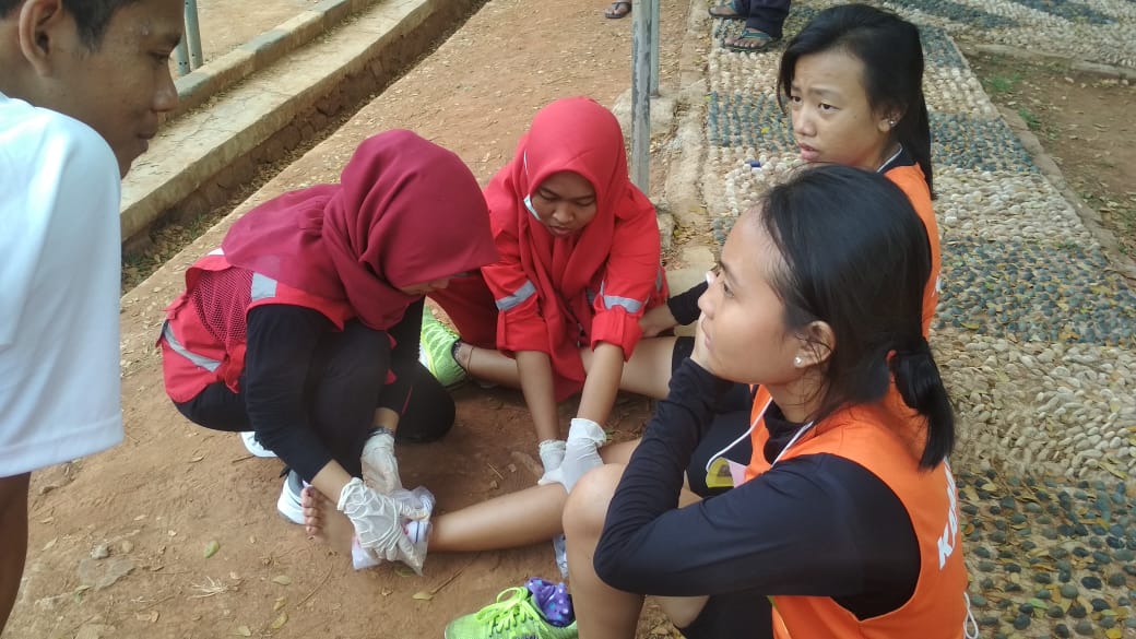 Terlihat anggota PMI Kota Tangerang memberikan pelayanan medis kepada para atlet di ajang Pekan Olahraga Kota ke-VII Kota Tangerang.