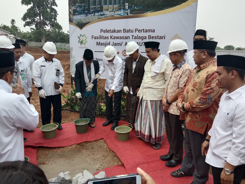 Suasana kegiatan peletakan batu pertama pembangunan Masjid Jami Al-Kautsar Talaga Bastari, di Jalan Raya Bolervard, Kecamatan Cikupa.