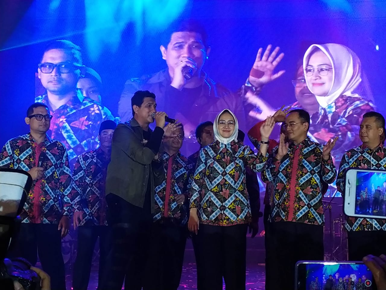 Naff Band.saat bernyanyi menghibur masyarakat dalam perayaaan hari jadi Kota Tangerang Selatan ke-11.
