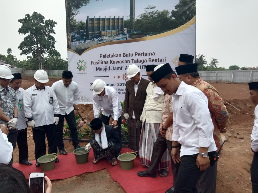 Suasana kegiatan peletakan batu pertama pembangunan Masjid Jami Al-Kautsar Talaga Bastari, di Jalan Raya Bolervard, Kecamatan Cikupa.