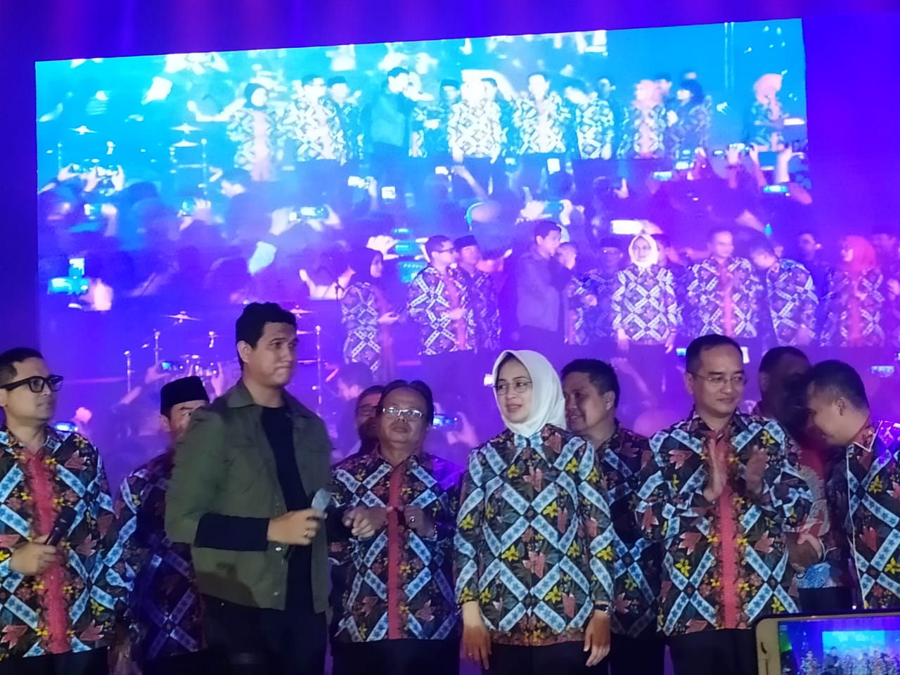 Naff Band.saat bernyanyi menghibur masyarakat dalam perayaaan hari jadi Kota Tangerang Selatan ke-11.