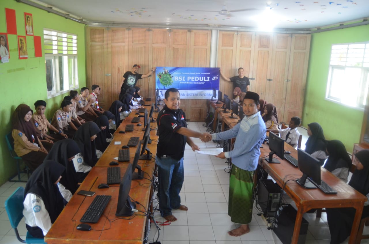 PT Berlian Sistem Informasi menyalurkan CSR puluhan komputer ke Yayasan Cahaya Pesisir Utara Pakuhaji, Sabtu (30/11/2019).