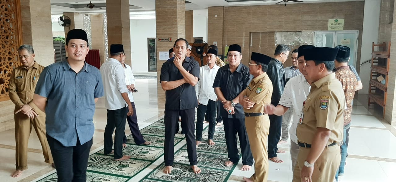 Wakil Wali Kota Tangerang Sachrudin bersama pejabat lainnya saat hadir menyolatkan almarhum Ebrown Lubuk,