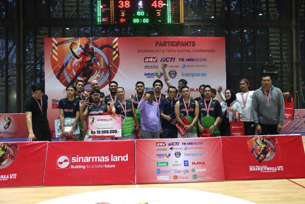 Para juara tim basket di ajang Sinar Mas Land Basketball Tournament.