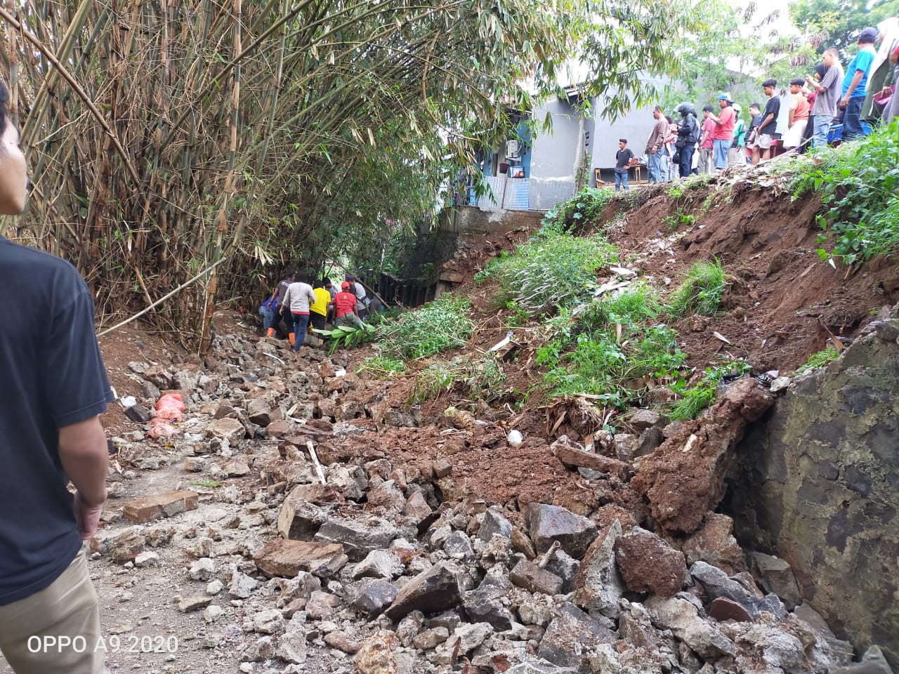 Anggi, 23 tahun, saat megalami kecelakaan tertimpa turap yang longsor di wilayah RT 04/03 Kelurahan Kademangan, Setu, Tangsel.