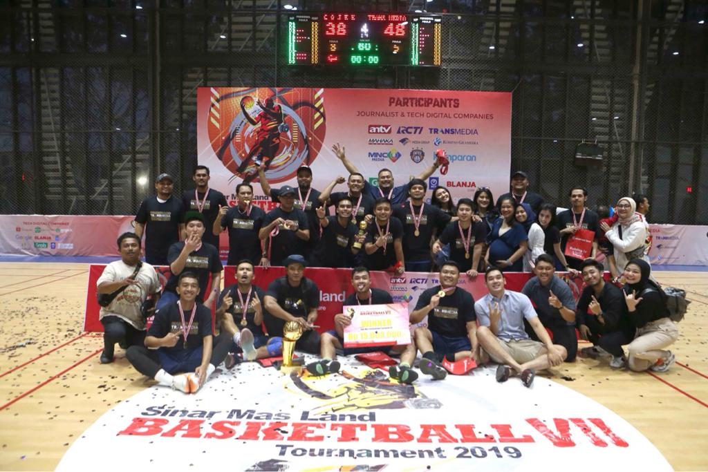 Tim Basket Transmedia jadi juara di ajang Sinar Mas Land Basketball Tournament.