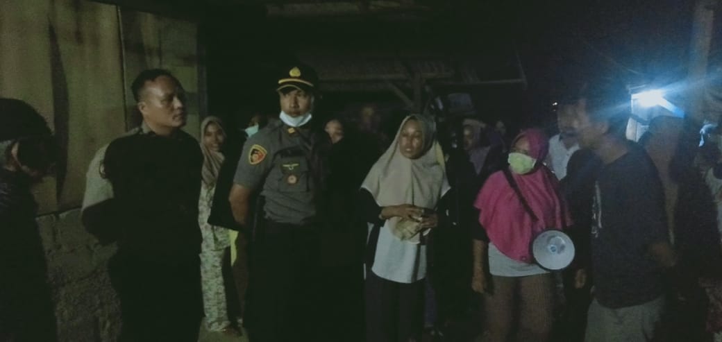 Warga melakukan penggerebekan warung yang diduga jadi tempat esek-esek di lahan milik Pelindo II di Puloampel, Serang, Banten.