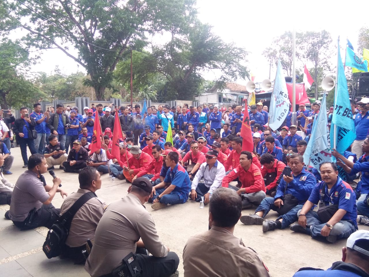 Para buruh dari DPC K-SPSI Citra Raya dan Aliansi Rakyat Tangerang Raya (ALTAR) saat berunjuk rasa di kantor Disnaker Kabupaten Tangerang, Selasa (3/12/2019).