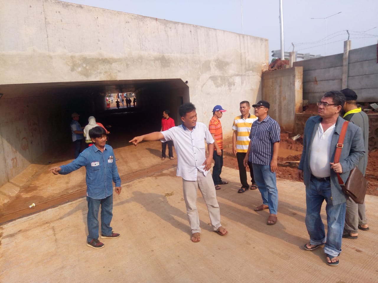 Warga setempat saat mengunjungi underpass di pembangunan jalan tol Serpong-Cinere.