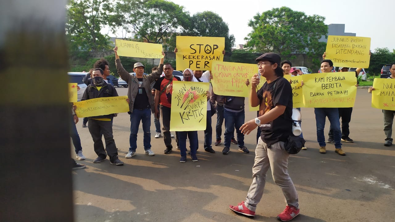 Suasana para jurnalis yang menggelar aksi solidaritas di depan Mapolres Tangsel, Jalan Promoter, Serpong, Tangsel, Rabu (4/12/2019) sore.
