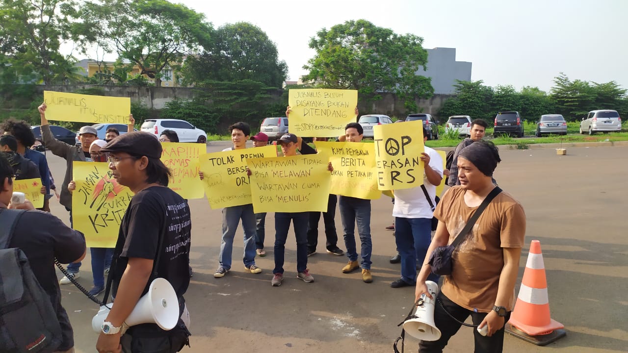 Suasana para jurnalis yang menggelar aksi solidaritas di depan Mapolres Tangsel, Jalan Promoter, Serpong, Tangsel, Rabu (4/12/2019) sore.