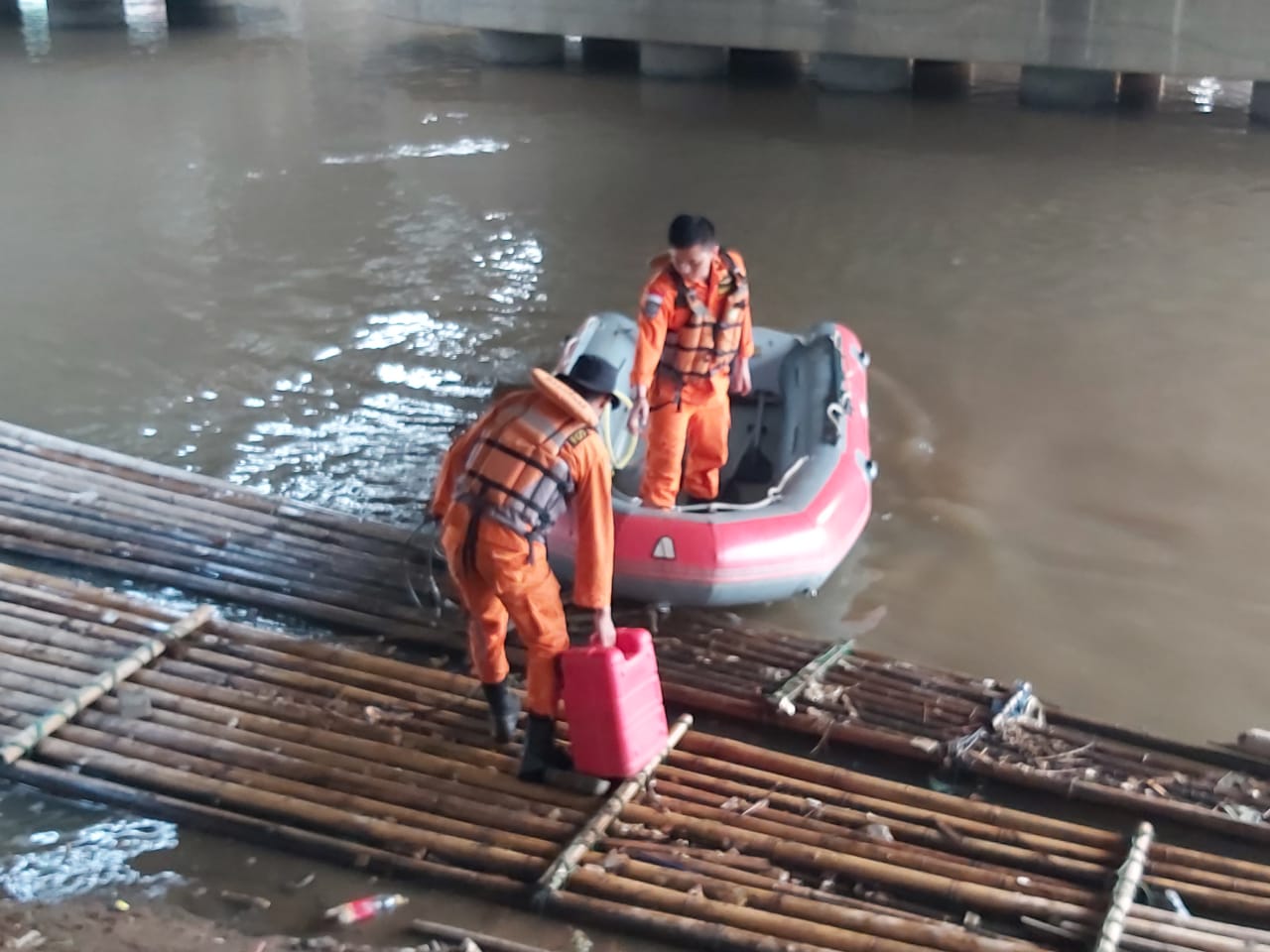 Tim SAR Gabungan saat bersiap-siap untuk mencari Firman, 14, yang menjadi korban tenggelam di Kali Cisadane.