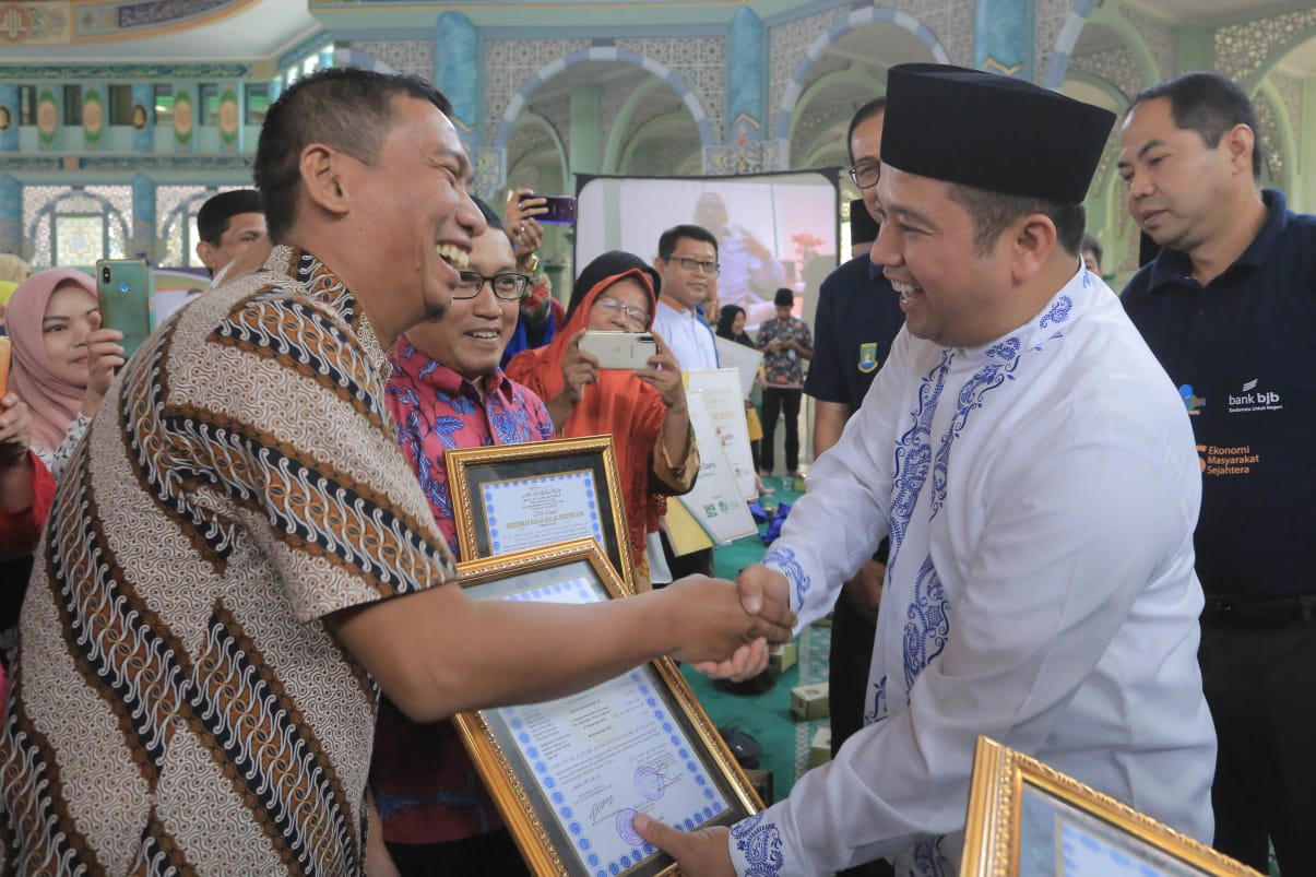 Para pelaku industri kecil menengah (IKM) memperoleh sertifikasi halal gratis yang difasilitasi Dinas Perindustrian dan Perdagangan Kota Tangerang.